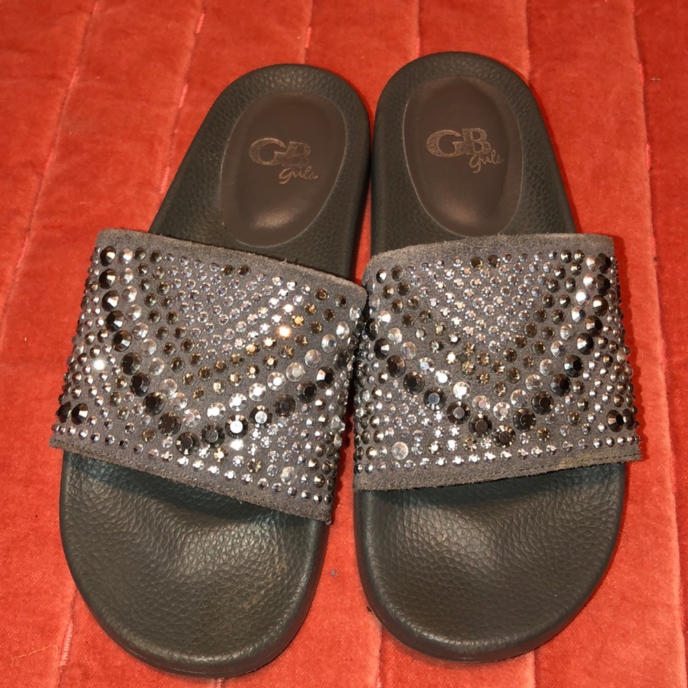 Girls gray slides.